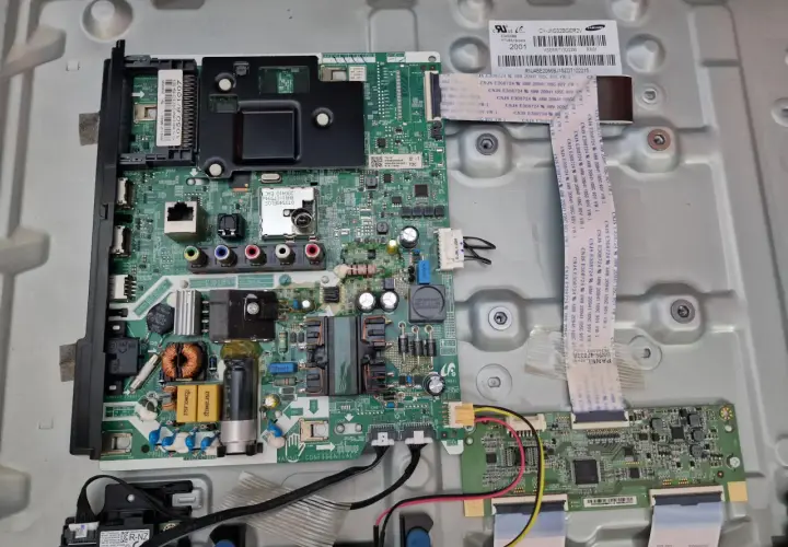 Płytka drukowana telewizora Samsung. Bezpiecznik nie jest widoczny na tym zdjęciu, ale można go znaleźć na płycie zasilacza.