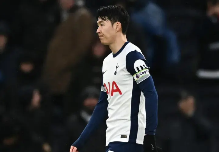 Son, kapitan Tottenhamu, w białej koszulce z granatowymi rękawami, gdzie gra Son.