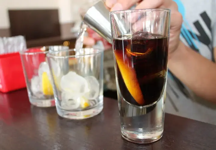 Kolor calvados z czym łączyć? Ten ciemny, bursztynowy alkohol z pomarańczą i lodem wygląda pysznie.