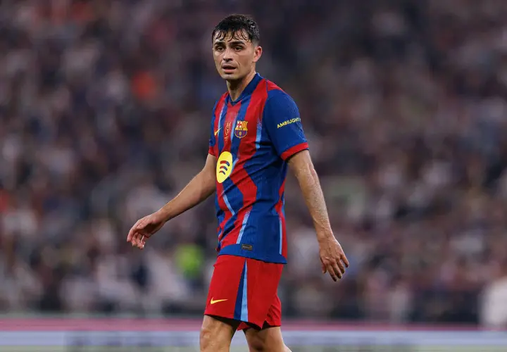 Piłkarz FC Barcelona, Pedri, w czerwono-niebieskim stroju, zaniepokojony po kontuzji.