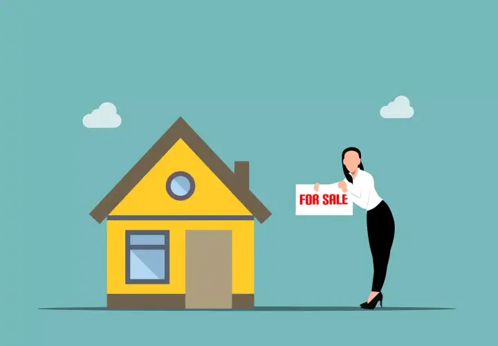 Kobieta z tabliczką "FOR SALE" przy żółtym domu.