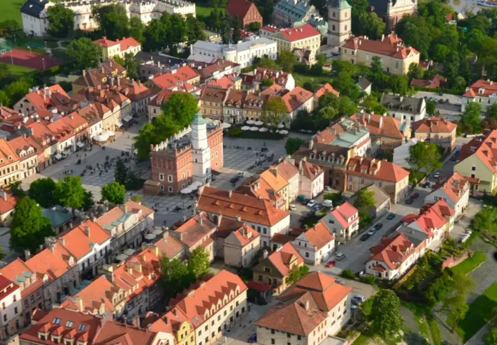 Sandomierz: Rynek z ratuszem i kamienicami, idealne miejsce na weekendowe imprezy.
