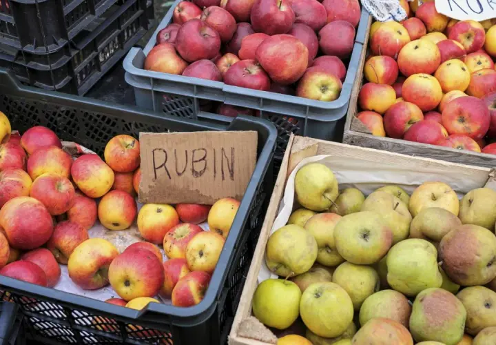 Skrzynki pełne jabłek, w tym odmiany Rubin, idealne na aromatyczną szarlotkę.