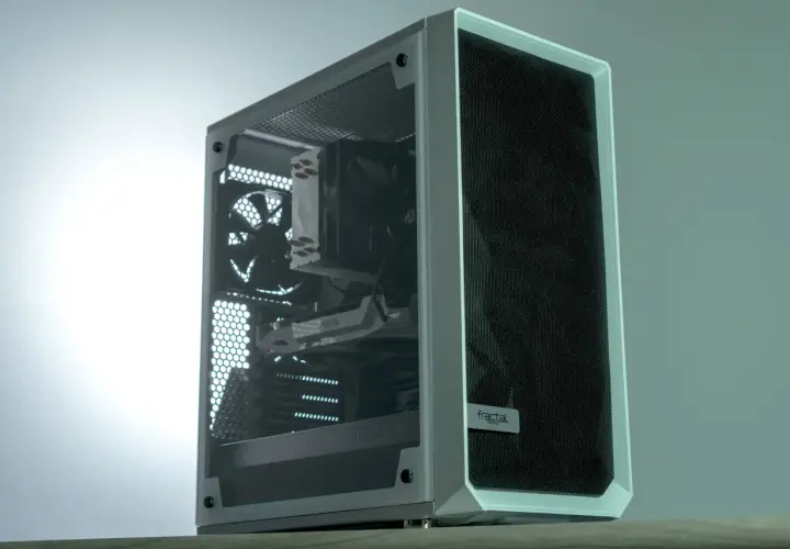 Boîtier PC blanc avec fenêtre latérale transparente, ventilateurs et carte graphique visibles. Le logo "fractal design" est présent. C'est quoi RGB ? Ce boîtier est prêt pour des lumières colorées.