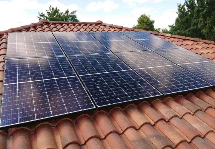 Panneaux solaires sur un toit de tuiles, assurant une production d'énergie durable. La durée de vie panneau solaire est longue.
