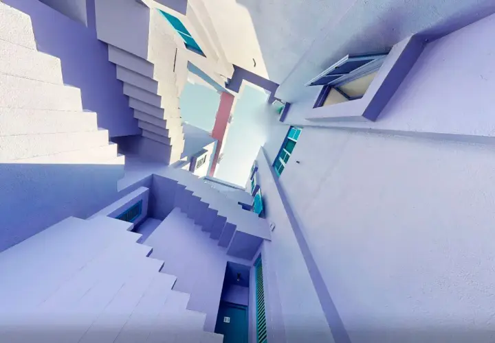 Escaleras y fachadas de color lavanda y blanco, con toques turquesa, que recuerdan a la muralla roja de Calpe.