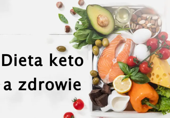 Czy dieta keto jest zdrowa? Na talerzu łosoś, awokado, jajka, ser, warzywa i orzechy.