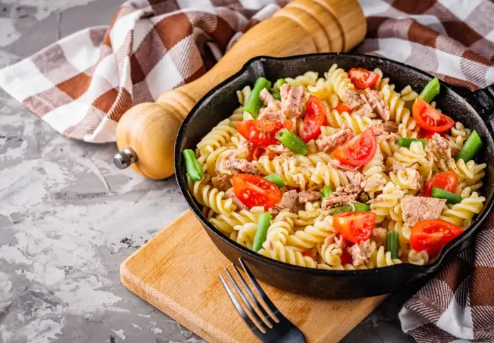 Makaron fusilli z tuńczykiem, pomidorkami i fasolką szparagową w patelni.