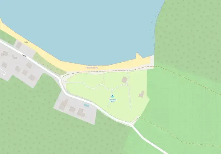 Mapa pokazuje obszar z zabudowaniami, drogami i linią brzegową. Widać tu camping Vrila, otoczony zielenią i blisko morza.