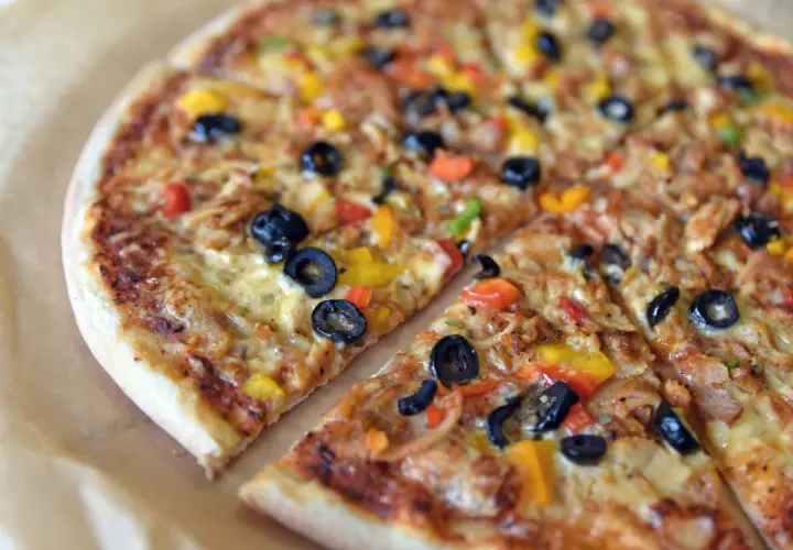 Pyszne rodzaje pizzy z oliwkami, papryką i serem. Idealna na spotkanie z przyjaciółmi.