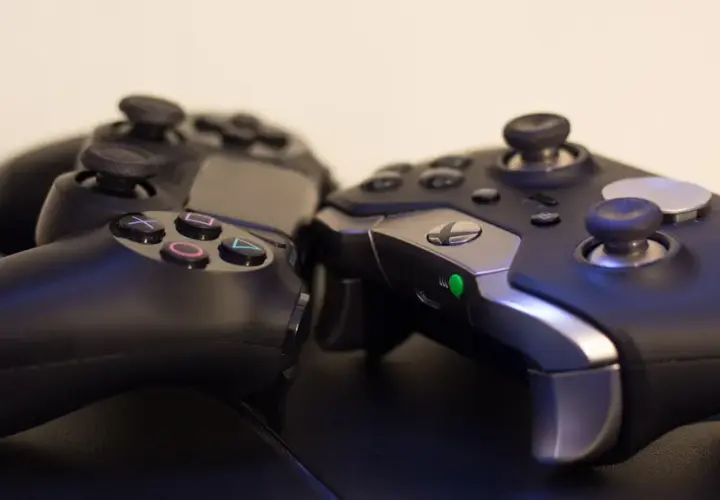 Jakie są główne różnice między konsolami PlayStation i Xbox?