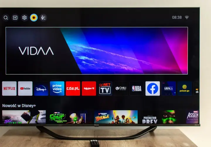 Telewizor z systemem vidaa, wyświetlający menu z aplikacjami: Netflix, YouTube, Disney+, Prime Video, cda.pl, Rakuten TV, Chili, NBA, Facebook, UEFA.tv, Polsat Go.