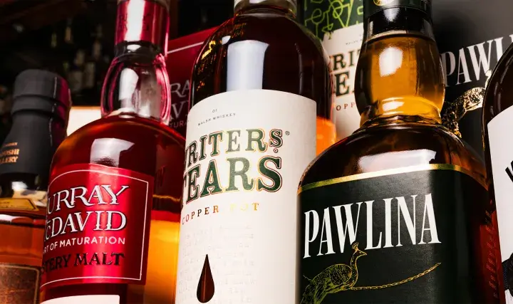 Butelki whisky: Murray McDavid, Writers Tears, Pawlina, West Cork. Przyczyny mętnięcia whisky po dolaniu wody, efekt louche i filtracja na zimno.