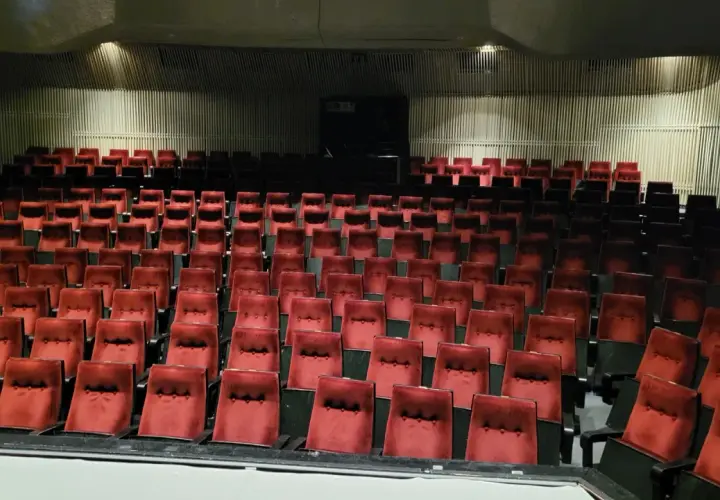 Puste czerwone fotele w sali kinowej. Teatr im. Adama Mickiewicza w Częstochowie czeka na widzów.