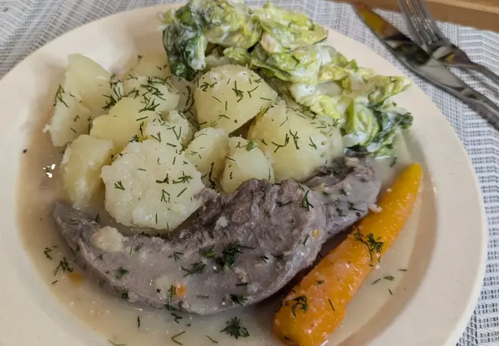 Pyszne ozorki w sosie chrzanowym z ziemniakami, marchewką i sałatką.