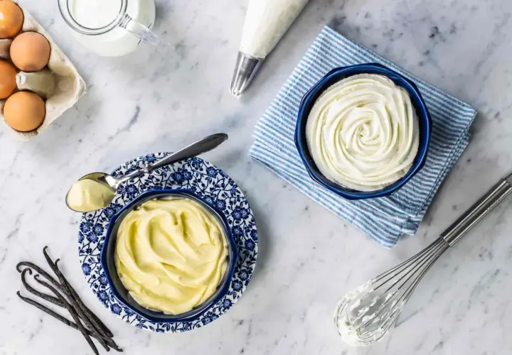 Crema pasticcera e crema chantilly pronte per essere usate. Ingredienti per dolci deliziosi.