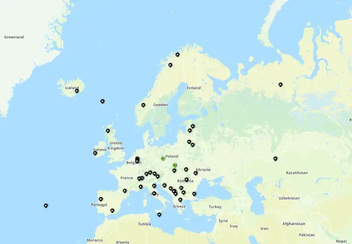 Mapa Europy z zaznaczonymi punktami, które mogą symbolizować korona europy szczyty. Widoczne kraje: Polska, Niemcy, Francja, Włochy, Grecja, Islandia.