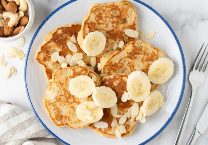 Deliciosas tortitas de plátano, adornadas con rodajas de plátano y almendras laminadas. Una receta perfecta para un desayuno o merienda.