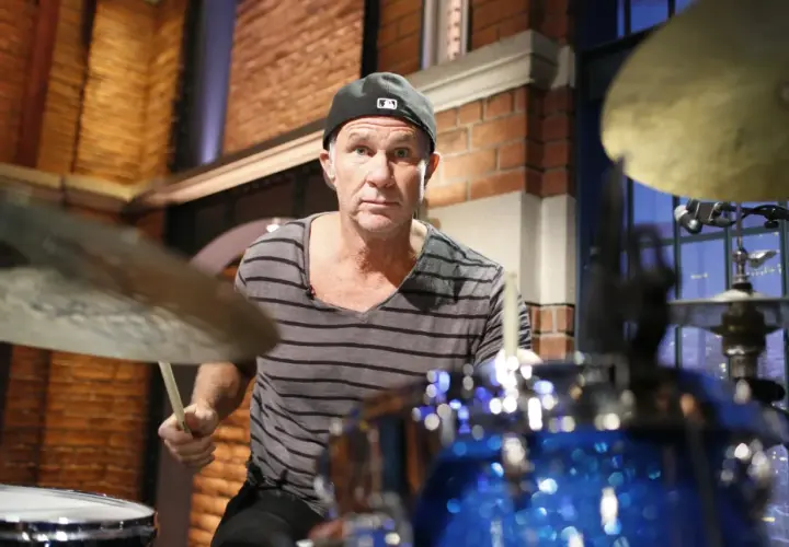 Chad Smith z zespołu Red Hot Chili Peppers gra na perkusji.