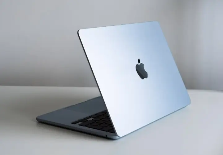 Elegancki MacBook Air M4 16GB 512GB w kolorze błękitnym, z podświetlanym logo Apple, gotowy do pracy i rozrywki.
