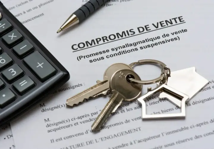 Clés d'une maison sur un document "COMPROMIS DE VENTE", avec une calculatrice et un stylo.