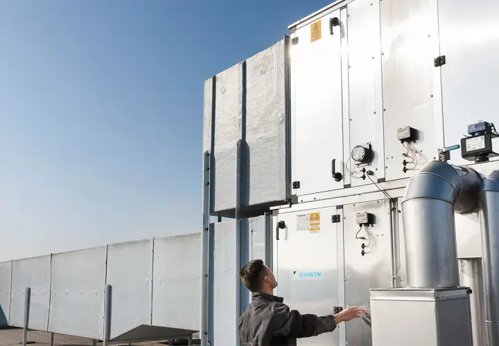 Technik sprawdza instalację wentylacyjną Daikin na dachu. Profesjonalny serwis Daikin Warszawa.