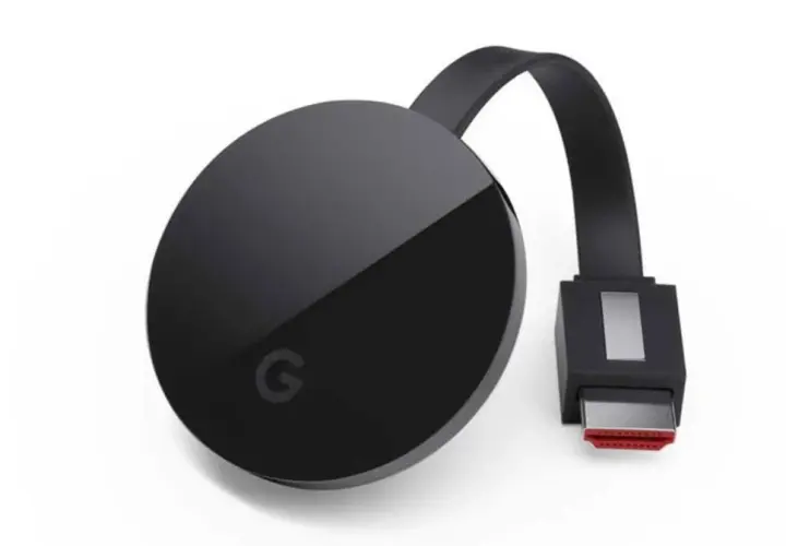 Czarny Chromecast z logo Google. Dowiedz się, jak połączyć się z chromecast, aby strumieniować treści.
