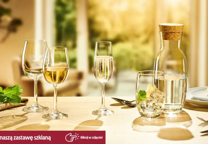 Eleganckie kieliszki i szklanki na stole, idealne do serwowania wina, szampana, drinków, a także w czym pić likier.