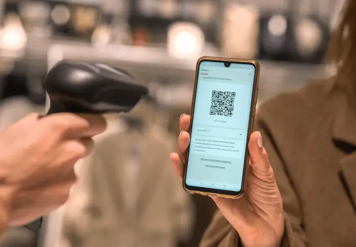 Skanowanie kodu QR z telefonu w celu zapłaty hm paypo.
