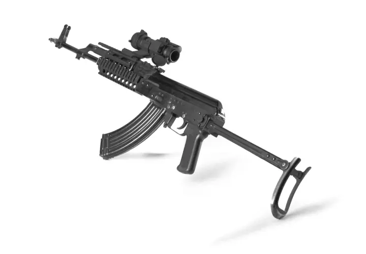 AK-47 z celownikiem optycznym, z magazynkiem. Zastanawiasz się, ile waży AK-47?