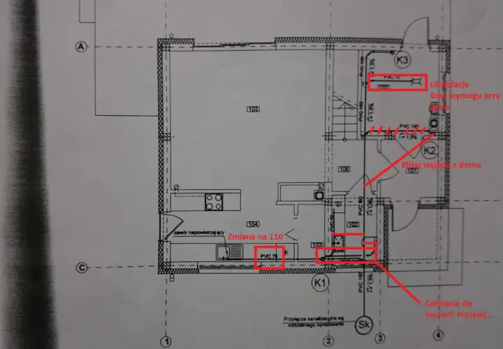 Schemat instalacji sanitarnej w domu jednorodzinnym. Pokazuje zmiany w rurach kanalizacyjnych i ich lokalizację.