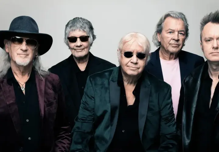 Legenda zespołu Deep Purple w Polsce, w tym Ian Paice, Roger Glover, Ian Gillan, Steve Morse i Don Airey, prezentuje się w stylowych strojach.