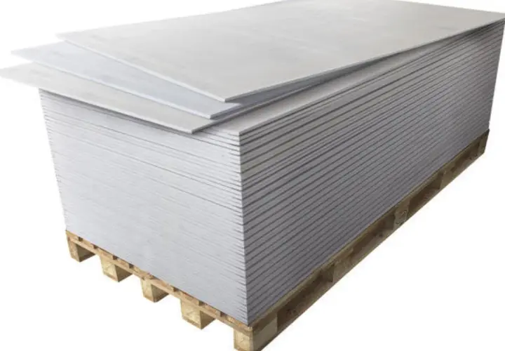 Pile de plaques de plâtre sur palette, vérifiez la ba13 épaisseur pour vos projets de construction.