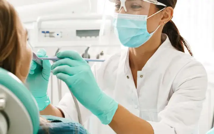 Jak poprawnie używać dentystą czy dentystom w zdaniach?