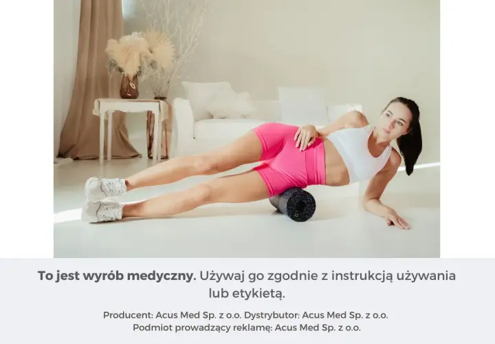 Kobieta pokazuje, jak rolować nogi na rollerze. Ćwiczenie na mięśnie ud.