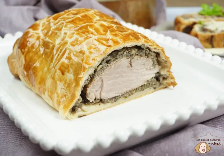 Un délicieux filet mignon en croûte, doré et croustillant, prêt à être dégusté.
