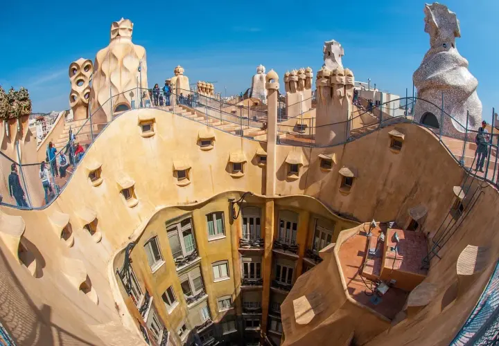 Niesamowity dach Casa Batlló w Barcelonie, idealne miejsce na rodzinne zwiedzanie. Dzieci zachwycone!