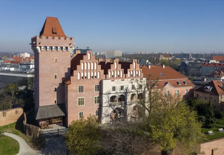 Zamek Królewski w Poznaniu z wieżą i dziedzińcem.
