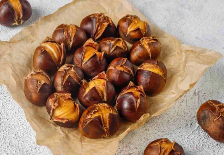 Castagne arrostite in friggitrice ad aria, pronte da gustare. Un classico autunnale reso facile e veloce.