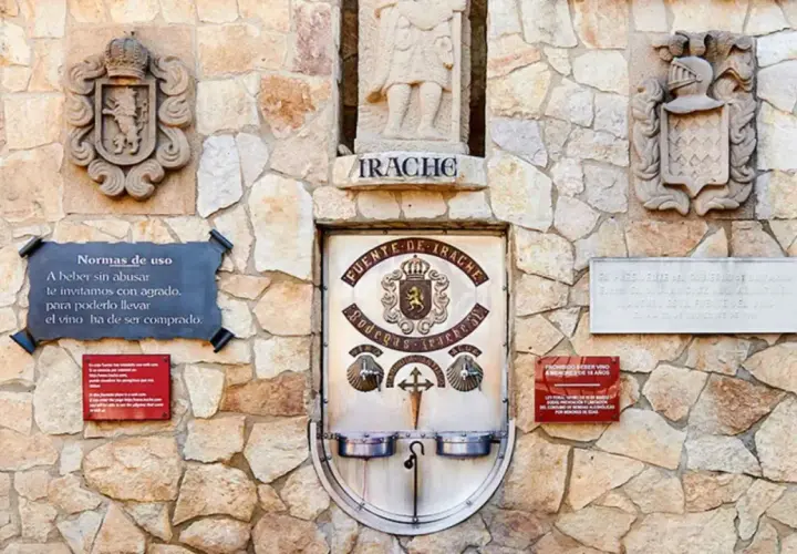 Fuente de vino del Camino de Santiago en Irache. Un lugar único para peregrinos, donde el vino fluye libremente.