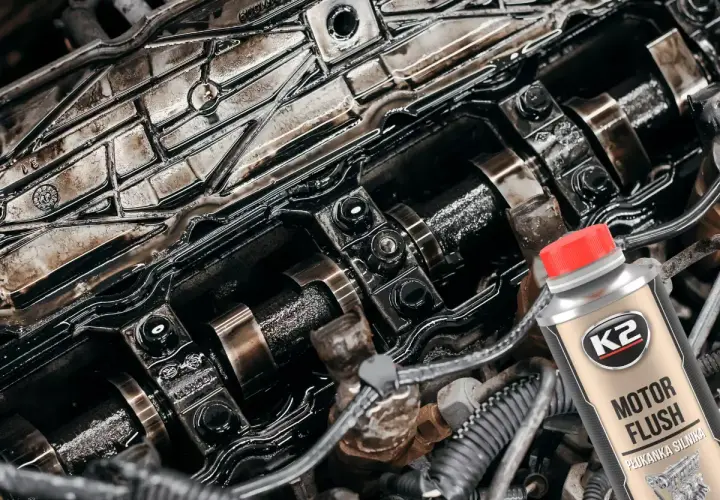 Brudny silnik diesla i butelka płukanki silnika K2 Motor Flush. Czas na czyszczenie!