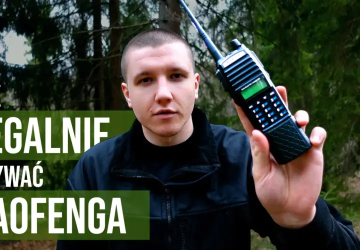 Mężczyzna trzyma radiostację Baofeng w lesie. Napis na ekranie informuje "Jak legalnie używać Baofenga".