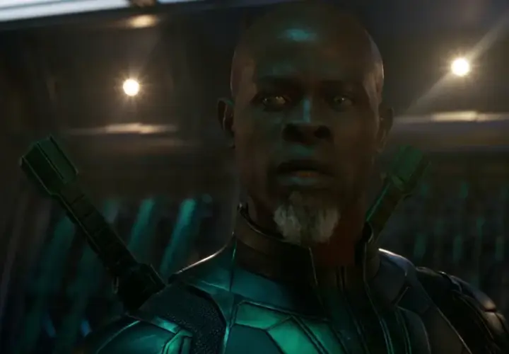 Djimon Hounsou dans Marvel, en guerrier Kree, prêt au combat avec son arme sur le dos.