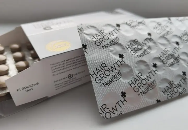 Suplement diety Nourkrin Hair Growth, zawierający proteoglikany na włosy, w blistrach i opakowaniu.
