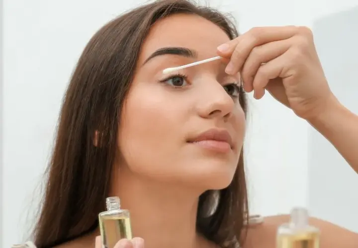 Sekret gęstych rzęs: Jak zrobić odżywkę DIY? Sprawdzone przepisy