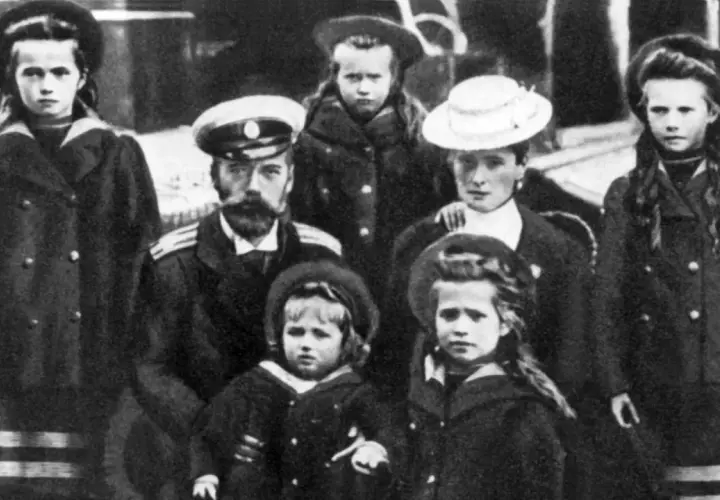 Kaiser Nikolaus II. mit seiner Familie. Die Kinder, darunter Olga, Tatjana, Maria, Anastasia und Alexei, posieren für ein Familienfoto.