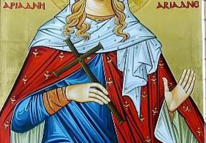 Icono de Santa Adriana, con túnica azul y manto rojo, sosteniendo una cruz. Celebrando el santa adriana dia.