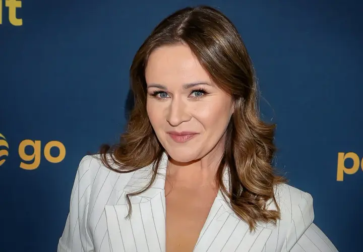 Ewa Błachnio w białej marynarce, z uśmiechem na twarzy. Może właśnie wraca do męża i dzieci po udanym wydarzeniu.