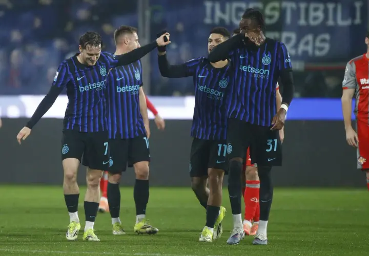 Piłkarze Interu Mediolan świętują zwycięstwo nad Genoa CFC.