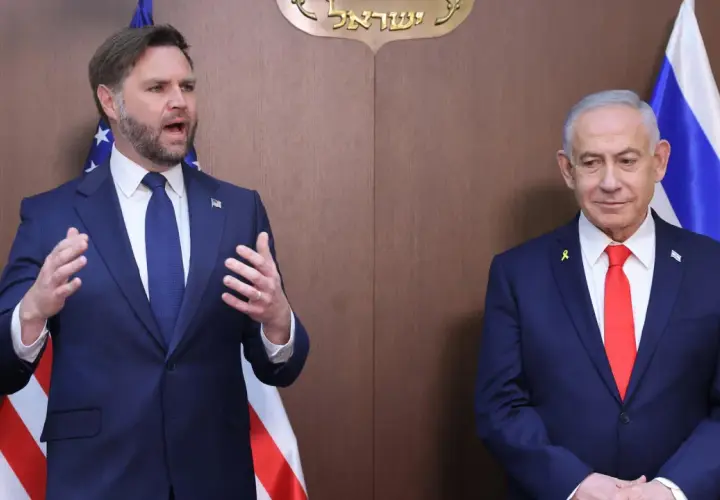 Der israelische Premierminister Benjamin Netanjahu und ein amerikanischer Beamter stehen vor einer Holzvertäfelung mit dem Staatswappen Israels.